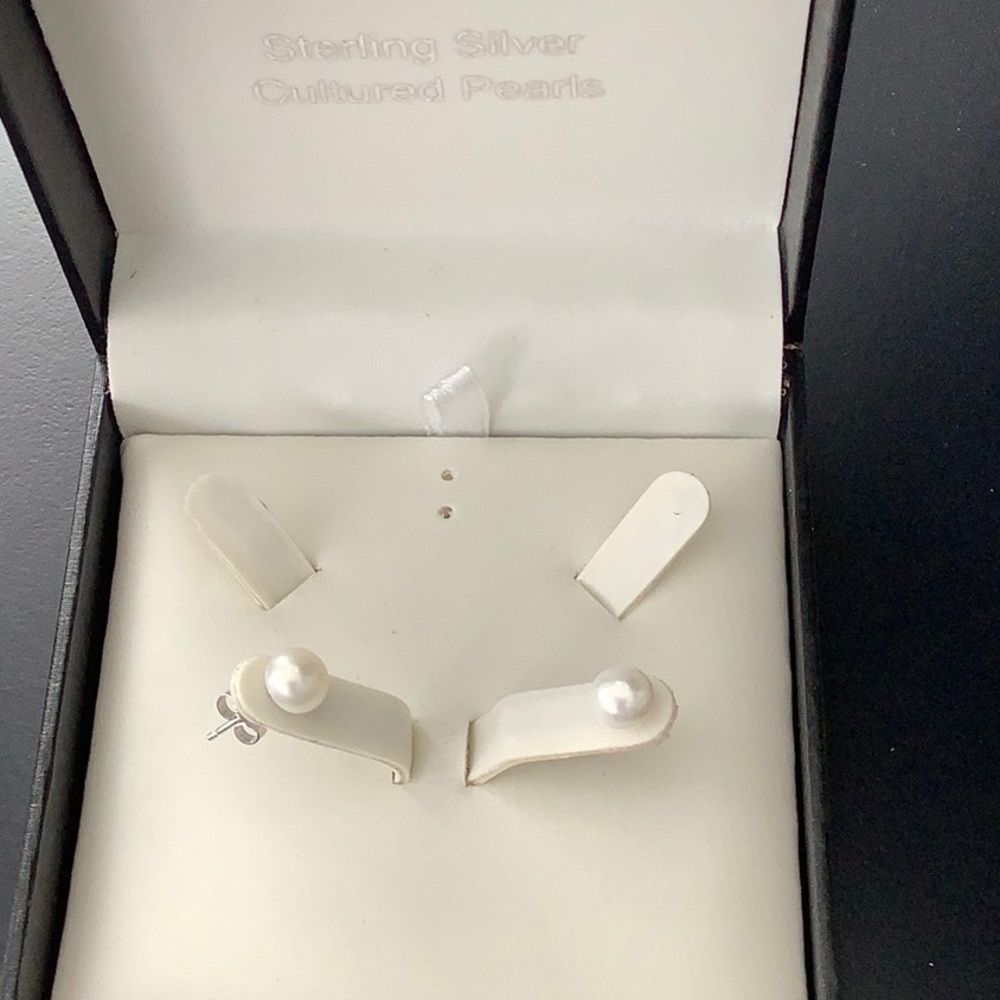 Savvy Cie
8-9mm Cultured Freshwater Pearl Stud